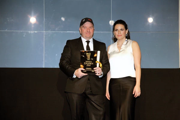  Ο μεγάλος νικητής της βραδιάς Έκτορας Μποτρίνι παρέλαβε  από την Όλγα Κεφαλογιάννη το βραβείο για το καλύτερο  εστιατόριο της Ελλάδας, το «Etrusco» στην Κέρκυρα
