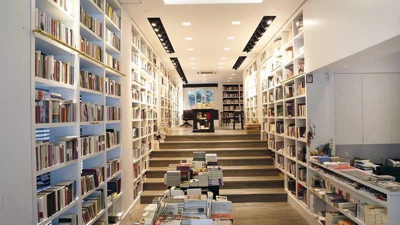  Το Επί Λέξει είναι ίσως<br /> το μεγαλύτερο<br /> νέο βιβλιοπωλείο 
