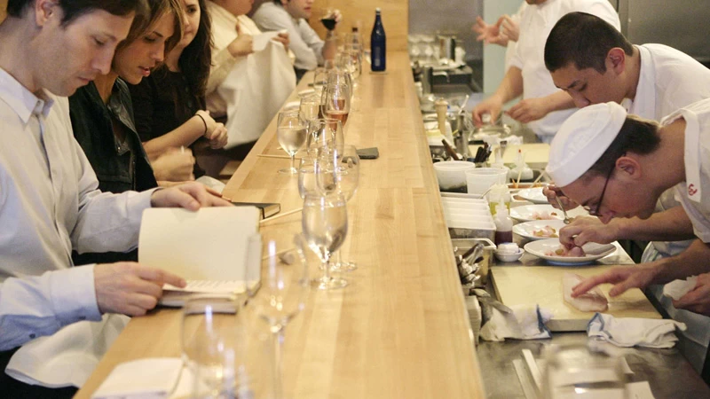  Στο νέο «Momofuku Ko» του περίφημου David Chang στη Νέα Υόρκη μπήκαν για πρώτη φορά wine table