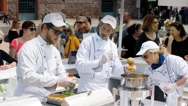  Οι μαθητές της σχολής μαγειρικής Chef d'Oeuvre παίζουν αποφασιστικό ρόλο στην υποστήριξη του φεστιβάλ